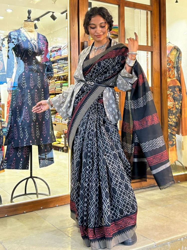 Image of Zarielle Black Geometric Printed Saree with Running Blouse Piece