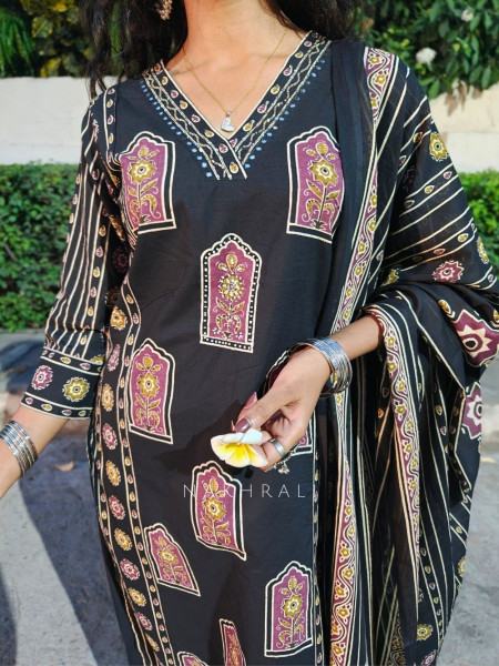 Ravion Black Straight Suit Set with Heritage Print Dupatta