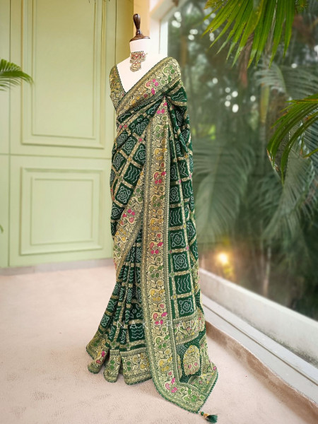 GlamourGrove Green Bandhani Saree