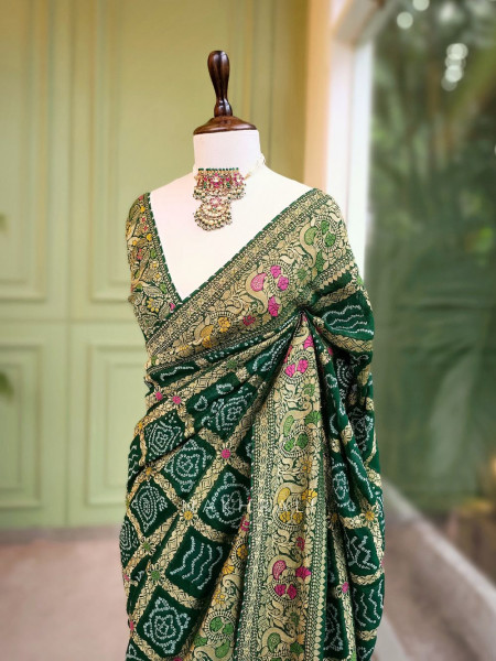 GlamourGrove Green Bandhani Saree