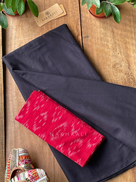 Sutra Black Solid Cotton Saree with Printed Blouse