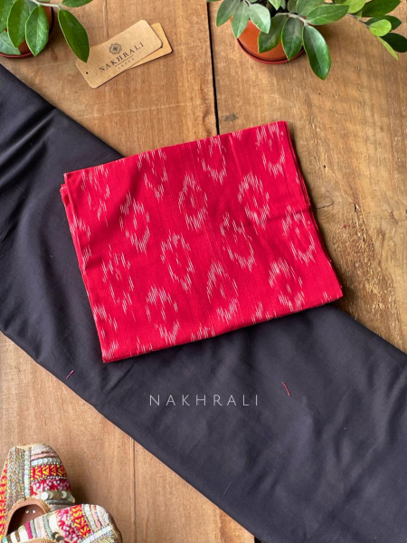 Sutra Black Solid Cotton Saree with Printed Blouse