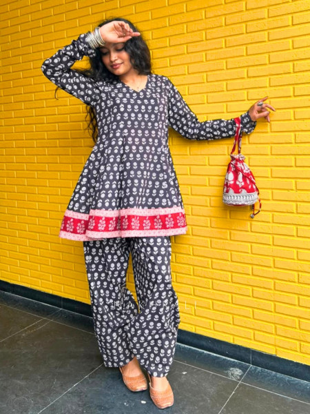 Priyasi Black Printed Farshi Set