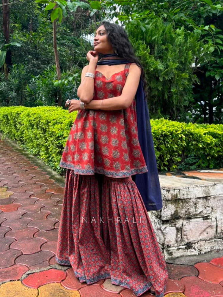 Image of Fasana Red Cotton – Gharara Suit Set With Traditional Print Detail