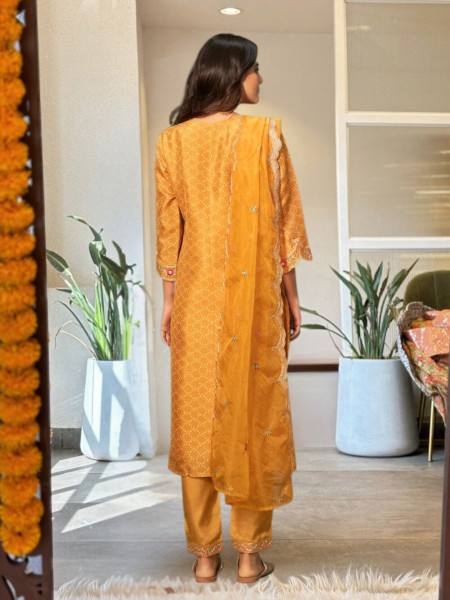 Aabroo Yellow Embroidered Kurta Set with Scalloped Detailing