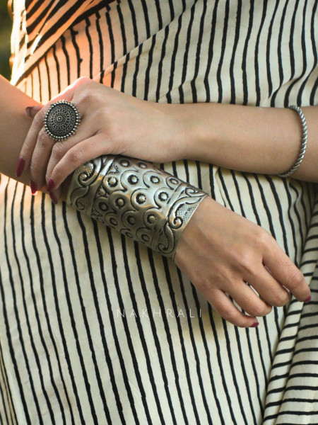 Viraasat Engraved Oxidised Handcuff