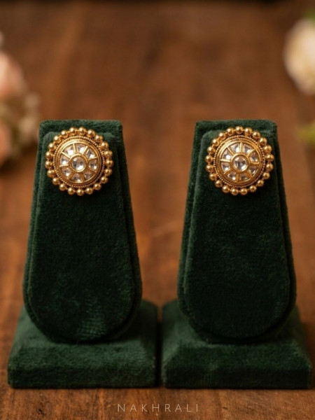 Tanvya Golden Hasli Necklace Set with Stud Earrings