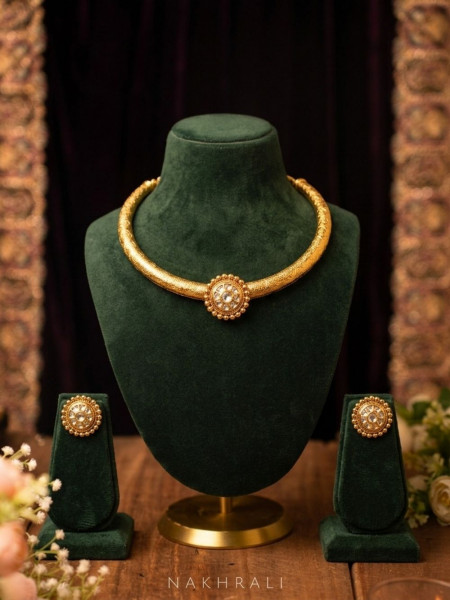 Tanvya Golden Hasli Necklace Set with Stud Earrings