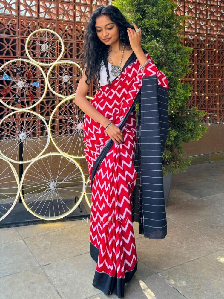 Image of Zyra Red Cotton Saree with Zigzag Print