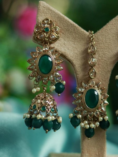Dark green maang tikka deals