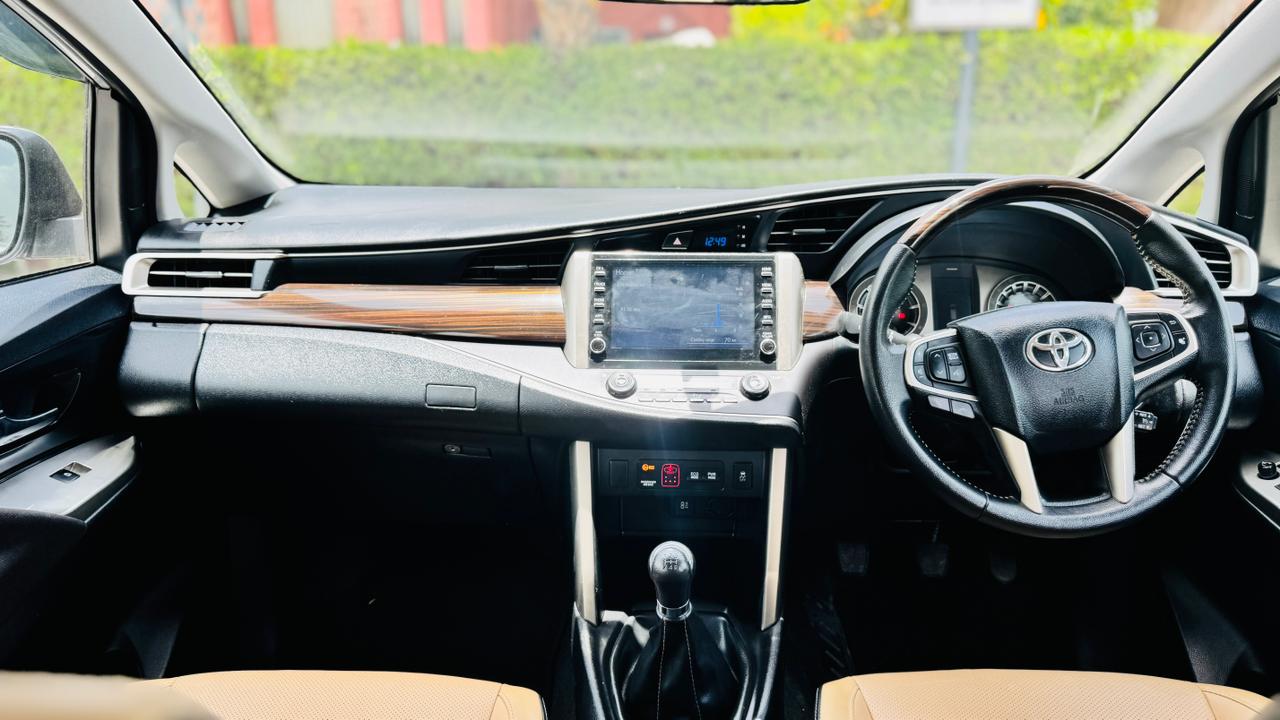 TOYOTA INNOVA CRYSTA 24 Z