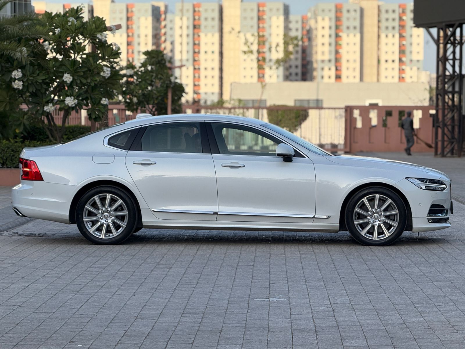 VOLVO S90 D4