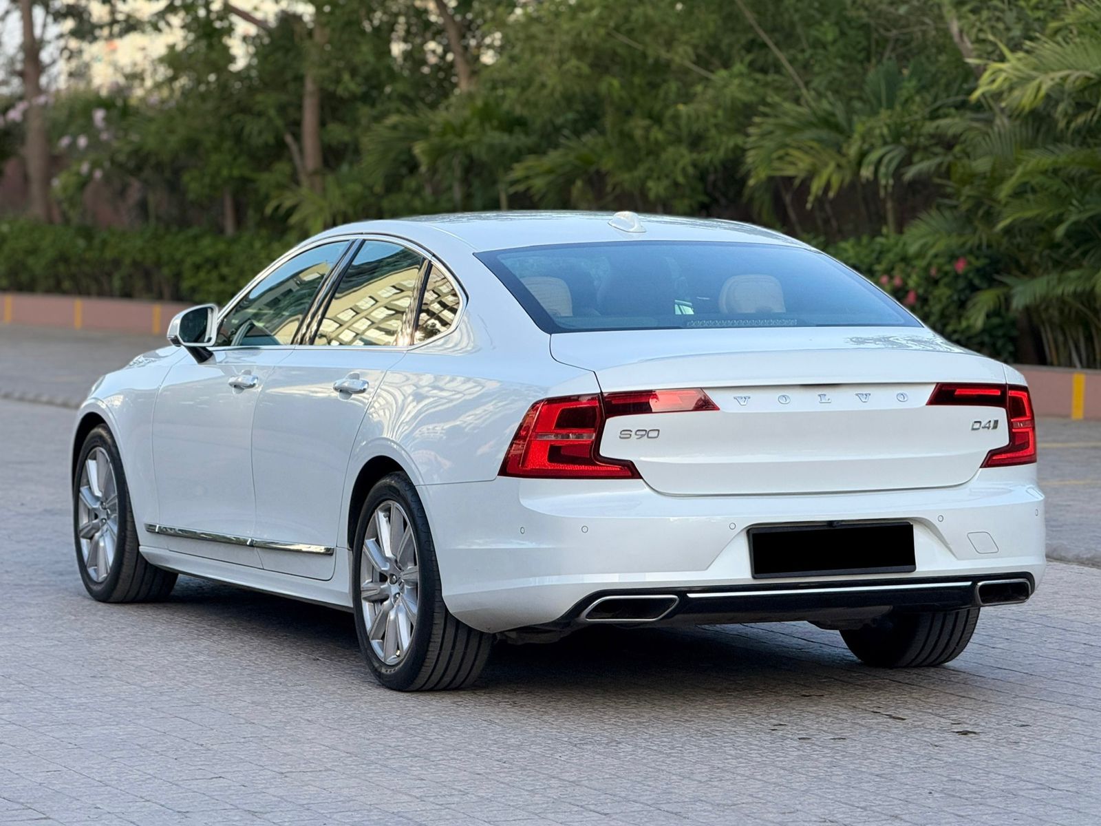VOLVO S90 D4