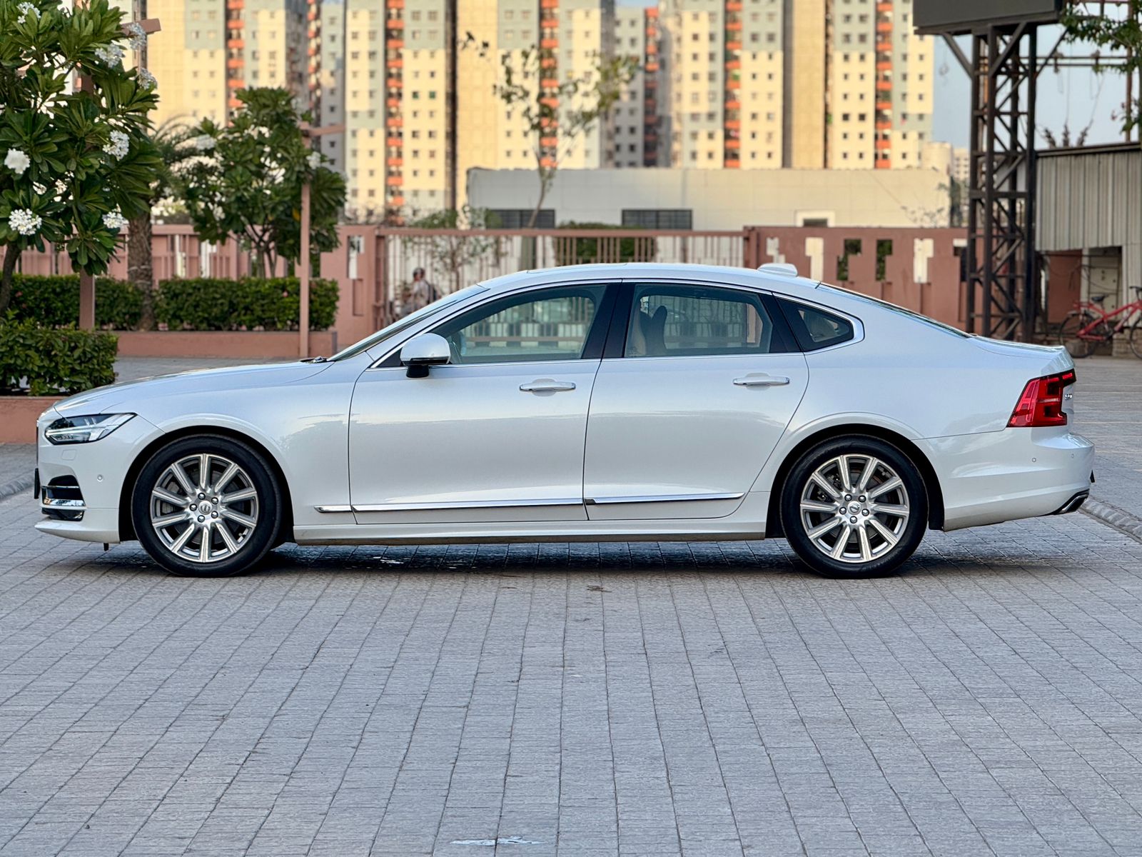 VOLVO S90 D4