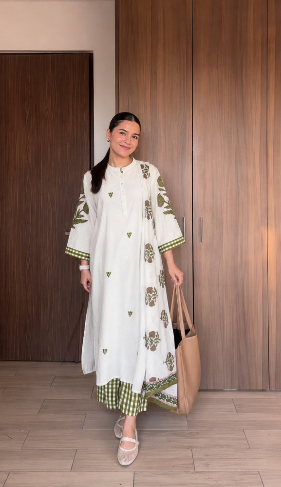 Image of Mughal buta kurta set on mul cotton with checkered palazzos