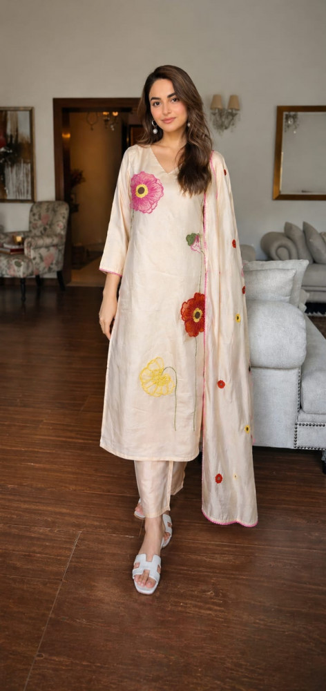 Image of Mul chanderi kurta set with organza appliqué detailing