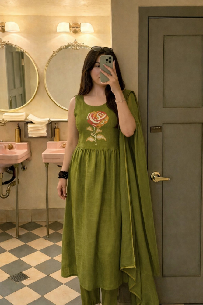 Image of Pure cotton embroidered kurta set with 3/4 sleeves