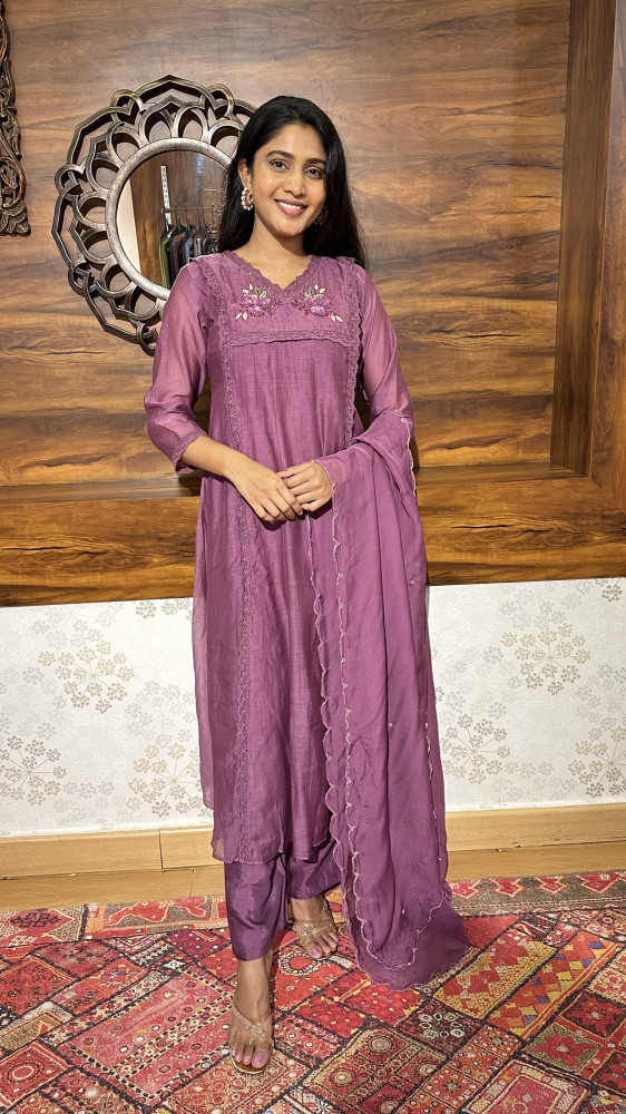 Image of Mul chanderi kurta set with cutdaana and french lace