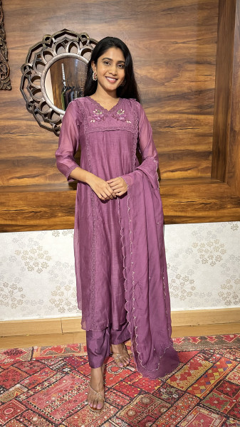 Mul chanderi kurta set with cutdaana and french lace