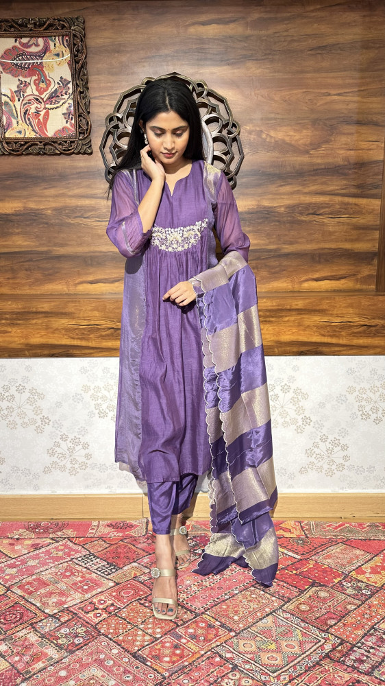 Image of Mul chanderi embroidered kurta set with tissue panelling