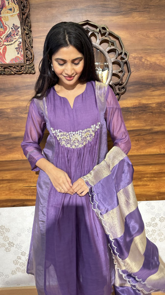 Mul chanderi embroidered kurta set with tissue panelling