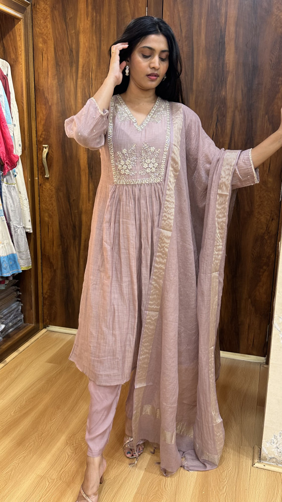 Image of Mul chanderi kurta set with intricate hand detailing