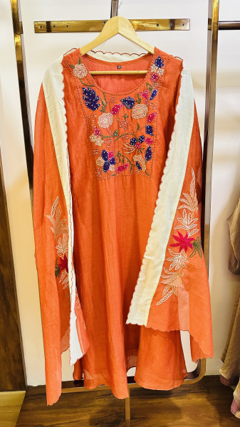 Mul chanderi kurta appliqué and thread detailed kurta set