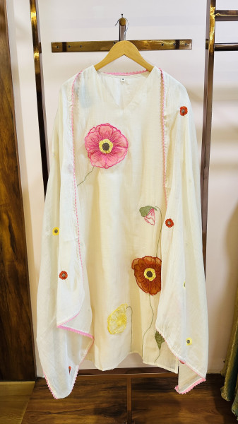 Mul chanderi kurta set with appliqué detailing