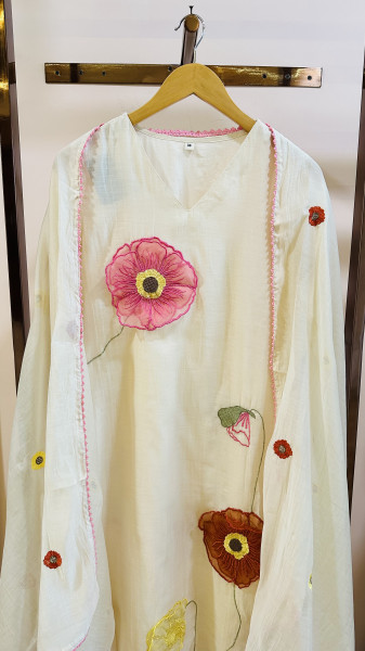 Mul chanderi kurta set with appliqué detailing