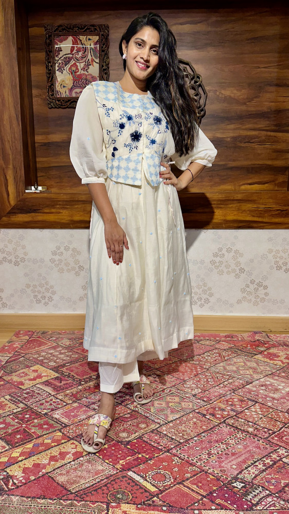 Image of Mul chanderi kurta set with with embroidered bib