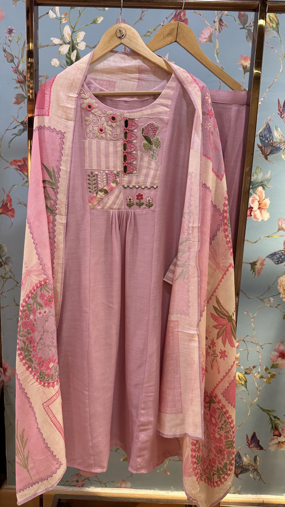 Image of Soft linen embroidered and mirror detailed kurta set with attached lining