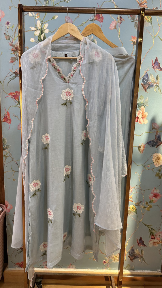 Image of Mul chanderi embroidered and patch detailed kurta set