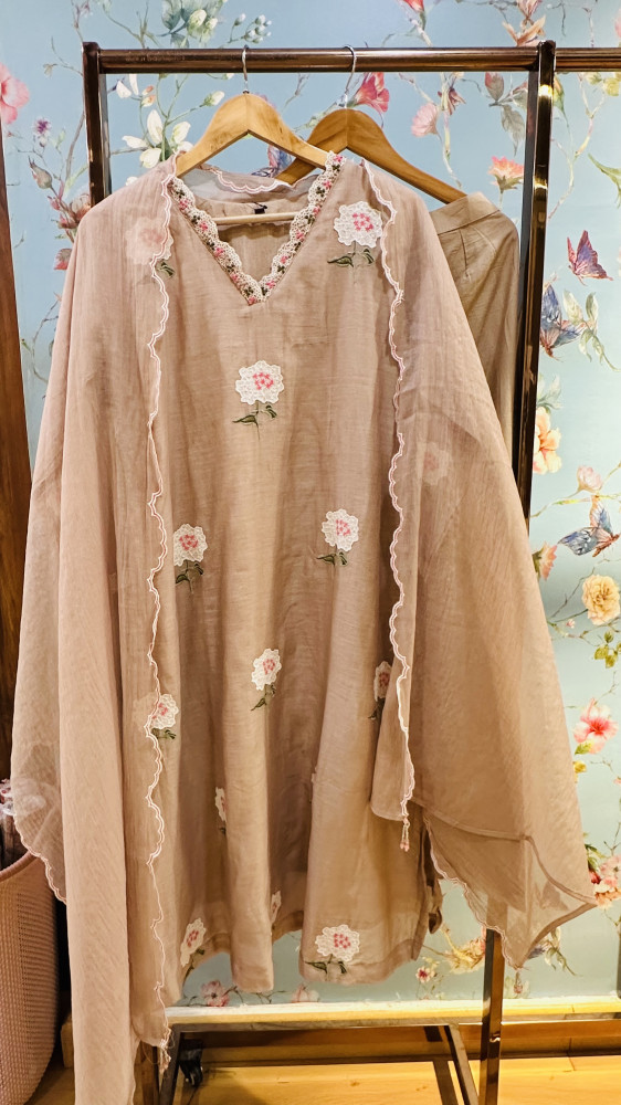Image of Mul chanderi embroidered and patch detailed kurta set