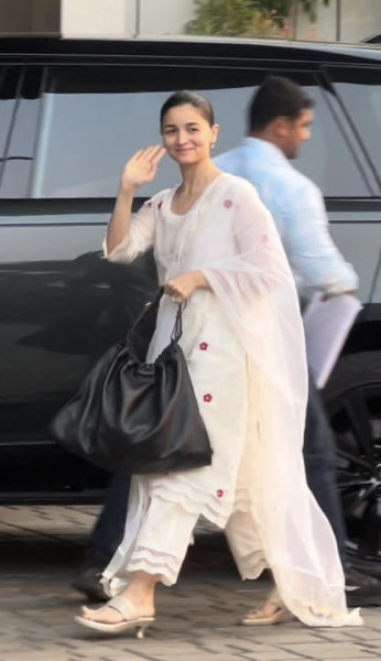 Celebrity inspired Mul silk kurta set