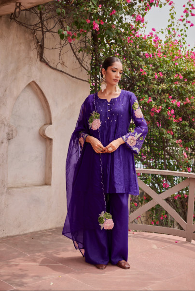 Mul chanderi kurta set with organza appliqué detailing