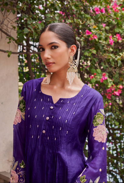 Mul chanderi kurta set with organza appliqué detailing