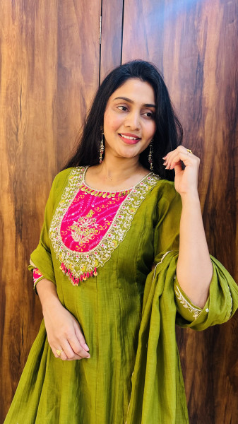 Mul chanderi Bandhani fit and flare  kurta set with intricate hand detailing