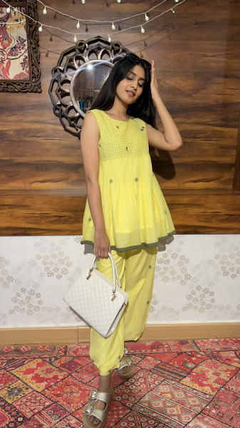 Mul cotton Jamdani co-ord set with 3/4 sleeves and thread detailing