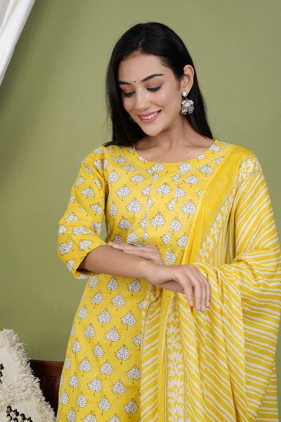 Women Pure Cotton Straight Round Neck Kurta Palazzo DupattaSet