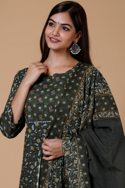 Women Pure Cotton Straight Round Neck Kurta Palazzo DupattaSet