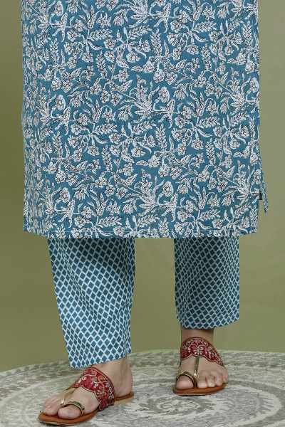 Women Pure Cotton Straight Round Neck Kurta Pant DupattaSet