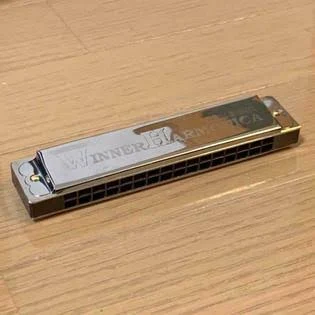 Suzuki W-16C Winner Series / Tremolo Harmonica