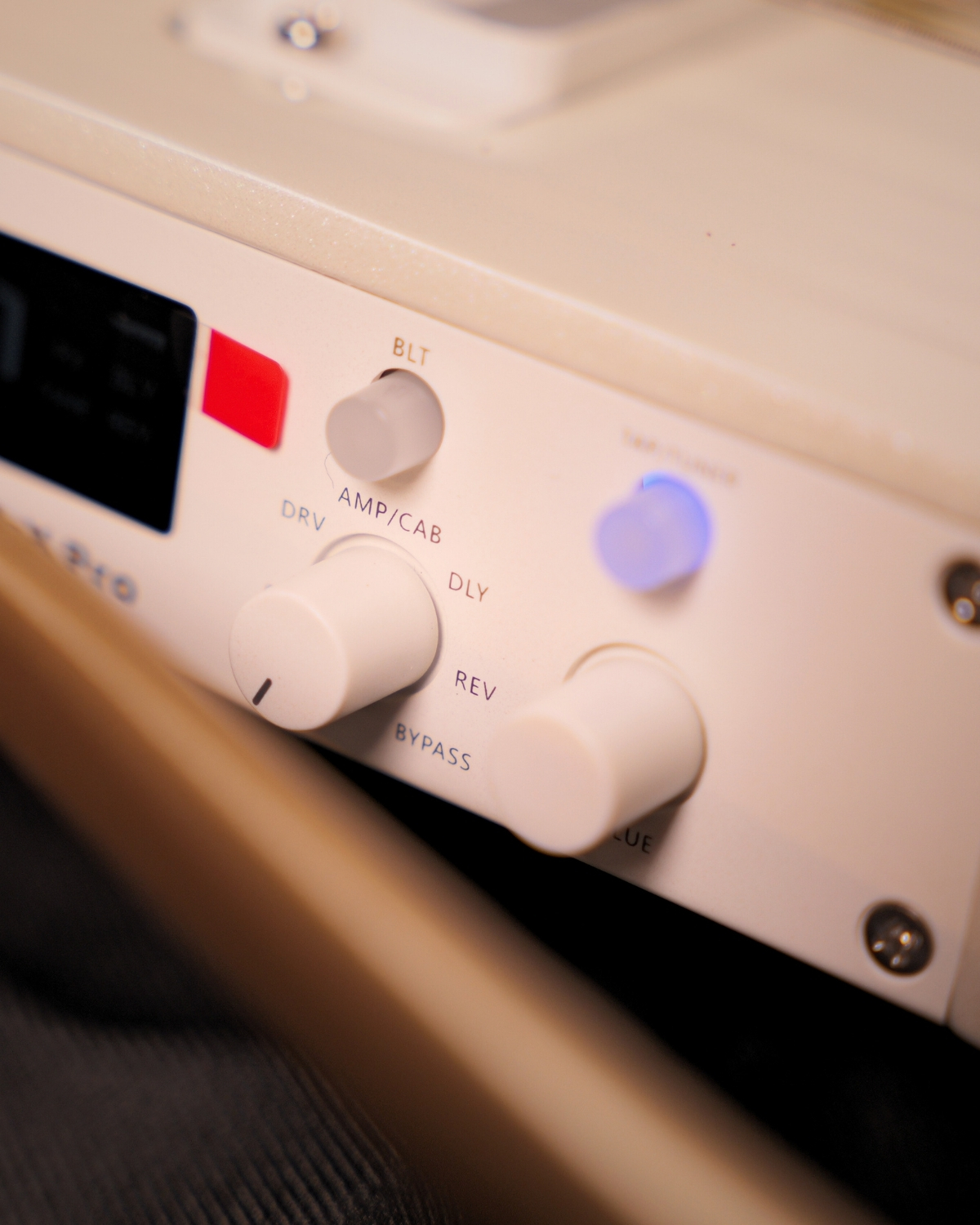 Donner HUSH X PRO white luxe Electric Guitar Kit - Smart Travel Guitar with Dozens of Preset Combinations 7 Tone Sim Options