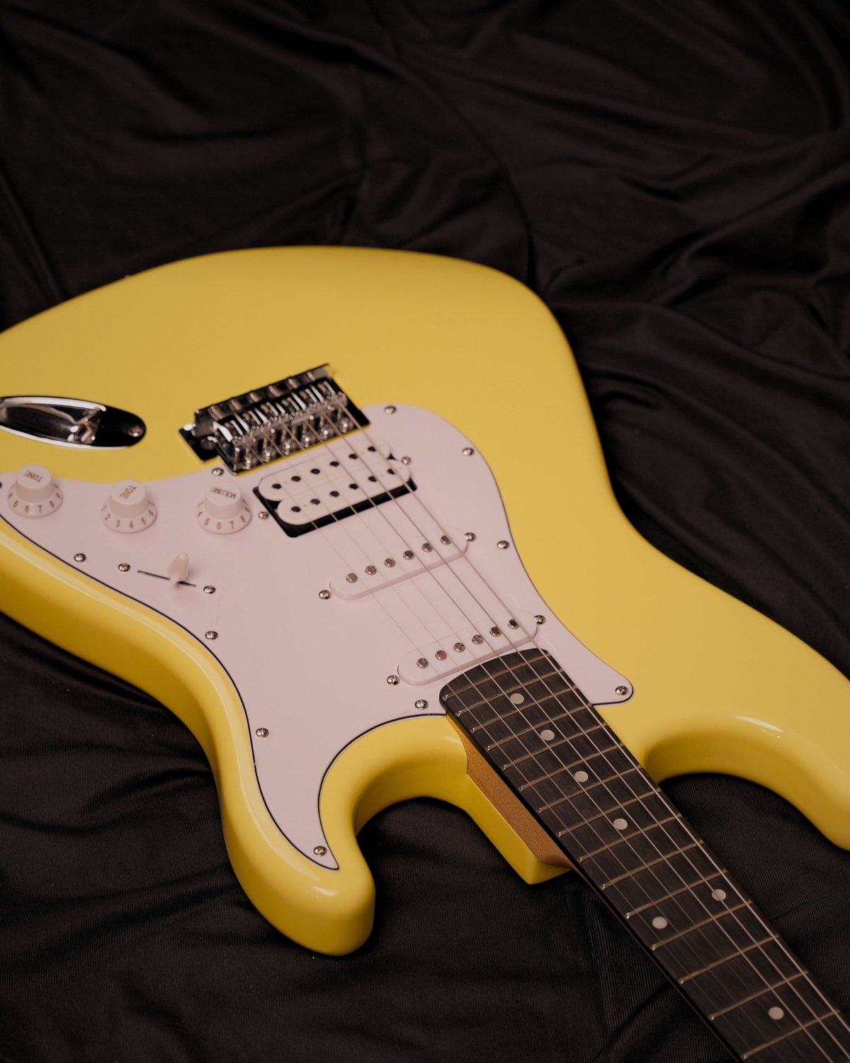 Donner DST-100W 39 Inch Full Size Electric Guitar Kit Solid Body Vintage white Beginner Starter with Amplifier Bag Capo Strap String Tuner Cable Picks