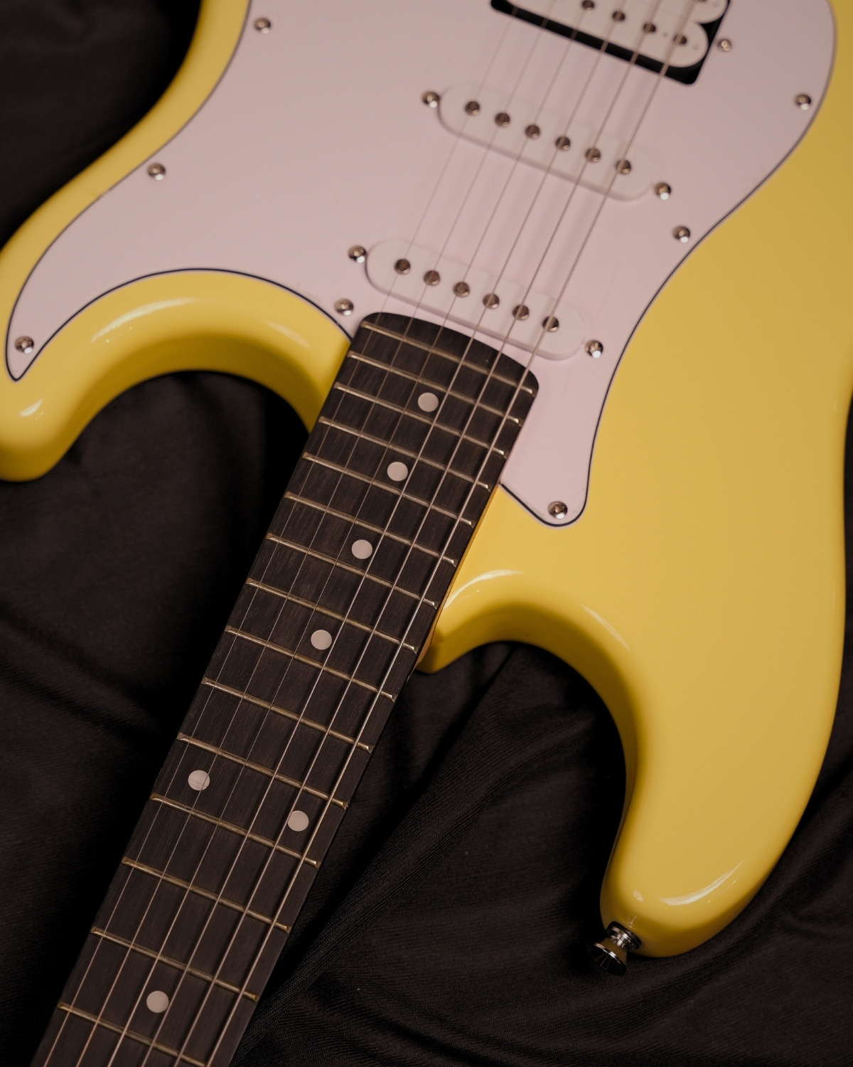 Donner DST-100W 39 Inch Full Size Electric Guitar Kit Solid Body Vintage white Beginner Starter with Amplifier Bag Capo Strap String Tuner Cable Picks