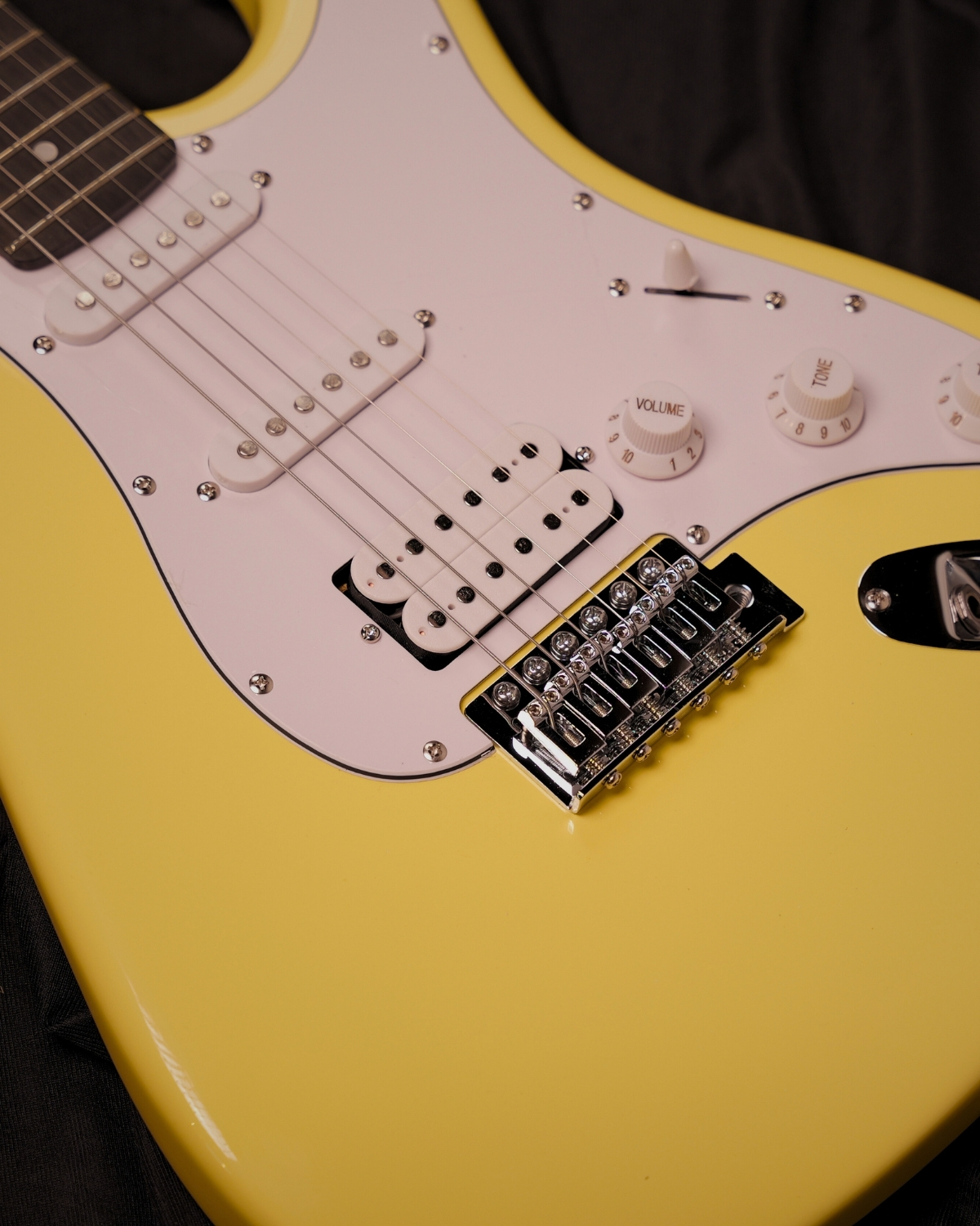 Donner DST-100W 39 Inch Full Size Electric Guitar Kit Solid Body Vintage white Beginner Starter with Amplifier Bag Capo Strap String Tuner Cable Picks