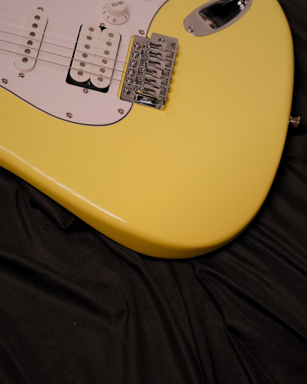 Donner DST-100W 39 Inch Full Size Electric Guitar Kit Solid Body Vintage white Beginner Starter with Amplifier Bag Capo Strap String Tuner Cable Picks