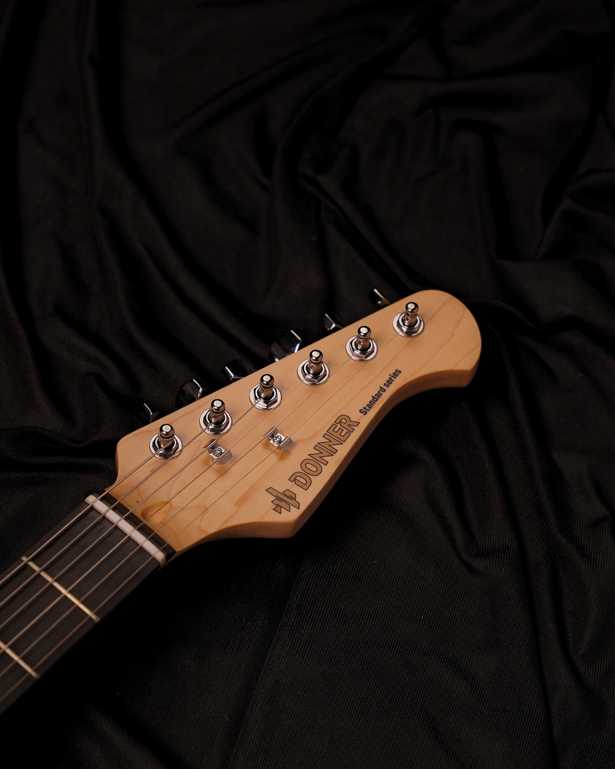 Donner DST-100W 39 Inch Full Size Electric Guitar Kit Solid Body Vintage white Beginner Starter with Amplifier Bag Capo Strap String Tuner Cable Picks