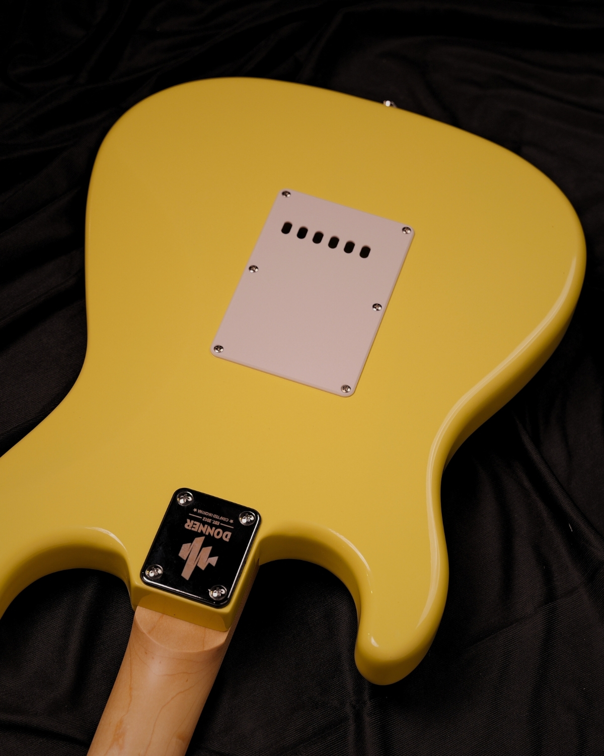 Donner DST-100W 39 Inch Full Size Electric Guitar Kit Solid Body Vintage white Beginner Starter with Amplifier Bag Capo Strap String Tuner Cable Picks