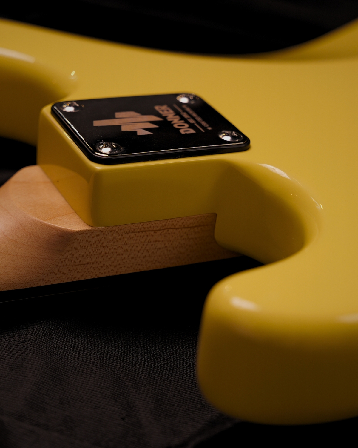 Donner DST-100W 39 Inch Full Size Electric Guitar Kit Solid Body Vintage white Beginner Starter with Amplifier Bag Capo Strap String Tuner Cable Picks